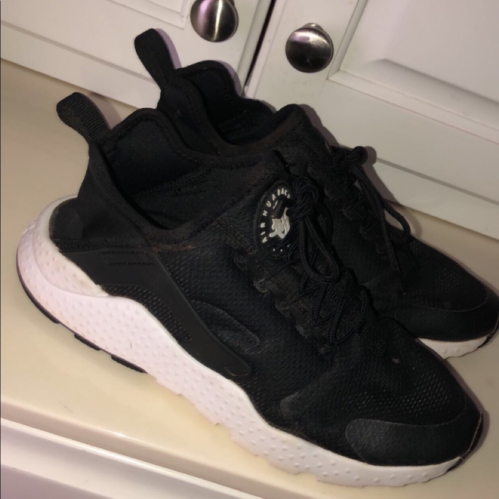 Black Nike Huaraches